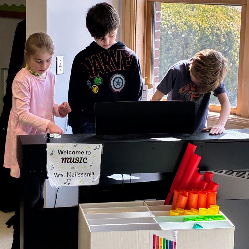 Students play the piano.